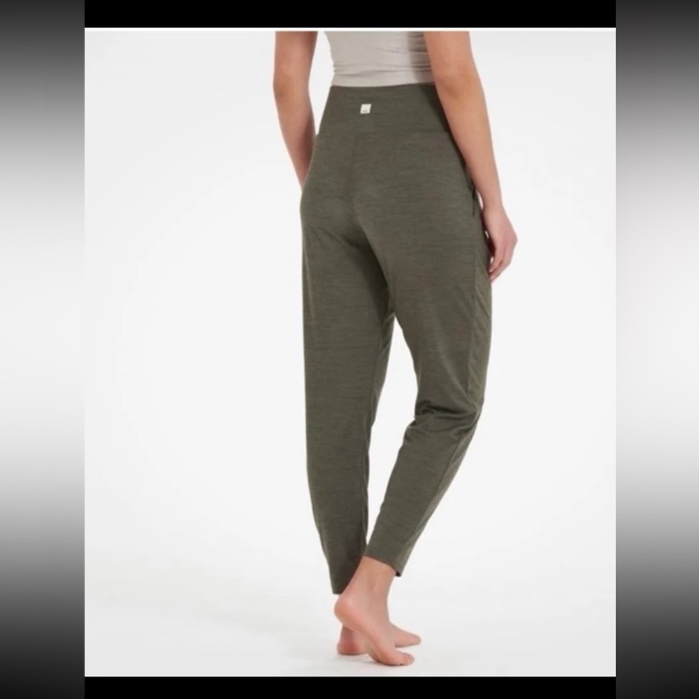 Vuori Lux Harem Jogger Pants size Medium in Charcoal Grey Heathered - Picture 7 of 12